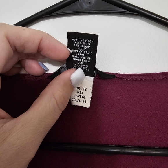 Moda Small V-Neck Shirt #VNeck #Moda #Y2K #VS #VictoriasSecretCatalog - Picture 4 of 4